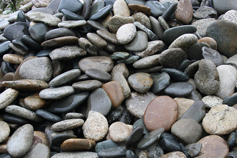 Kamenclub.ru: Галька речная плоская (ассорти) фр. 100-200-300 мм. купить  в Барнауле галька плоская разноцветная серый белый темно-серый синий речная галька ландшафтная 8000 руб/т   фото КАМЕНЬ КЛУБ