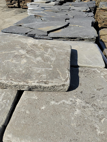 Kamenclub.ru: Песчаник пластушка светло-серый (3,0 см)  купить в Барнауле песчаник светло-серый, серый песчаник рваный ландшафтный колотый 13800 руб/м3   фото КАМЕНЬ КЛУБ